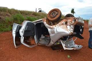 Veículo de jovem ficou totalmente destruído na tarde de hoje na BR-060 (Foto: Simão Nogueira)