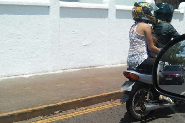 Leitora faz flagrante de moto com tr&ecirc;s passageiros, entre eles crian&ccedil;a