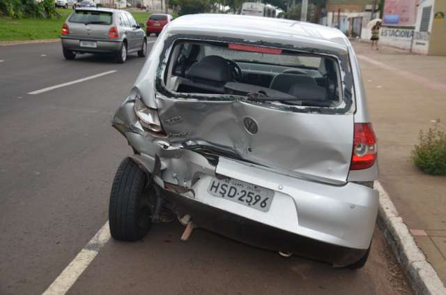 Acidente entre dois carros deixa tr&acirc;nsito tumultuado na avenida Afonso Pena 