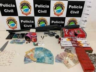 Drogas, armas, munições, celulares entre outros objetos encontrados com os criminosos.(Divulgação/Polícia Civil) 