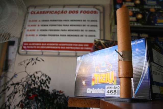 Com 200 tipos que variam de R$ 3 a R$ 3 mil, vendas de fogos triplicam