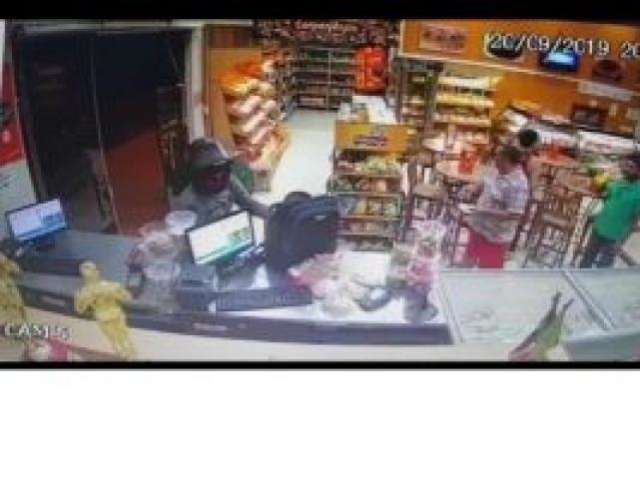 Bandido assalta duas padarias de um mesmo bairro durante a noite 