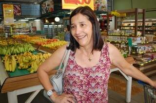 Silvia afirma que deixou de comprar tomate quando o preço do quilo estava custando R$ 10, mas que no valor atual, não deixa de comprar.  (Foto: Simão Nogueira)