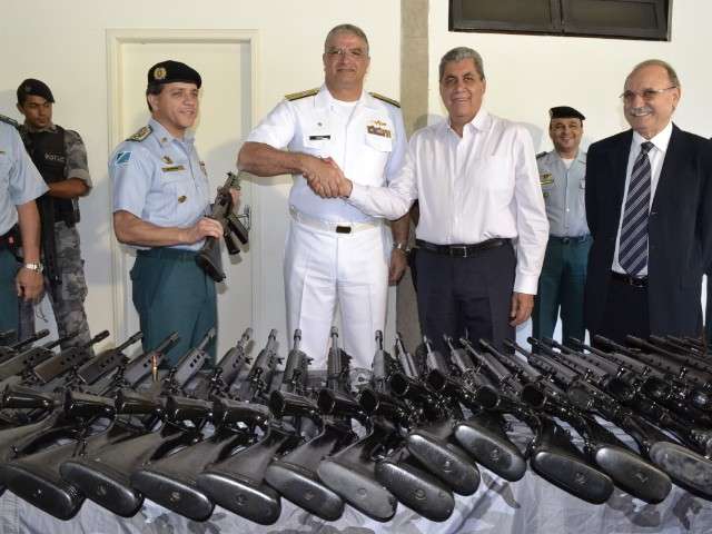 Marinha entrega 100 fuzis &agrave; Pol&iacute;cia Militar para uso na fronteira 