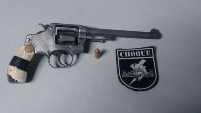 Rapaz foge e tenta enganar PM, mas amigo liga duas vezes pedindo arma