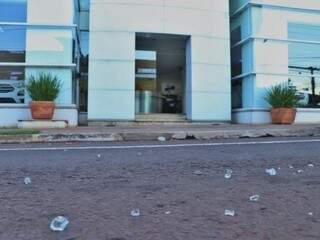 A porta de vidro principal foi quebrada pelo suspeito que fugiu em uma motocicleta (Foto: Henrique Kawaminami)
