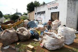 Empresa de reciclagem está lotada e materiais ficam na calçada. (Foto: Fernando Antunes)