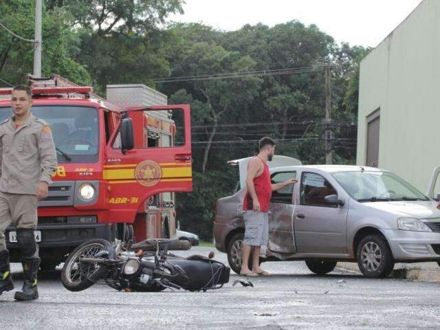  Mulheres ficam feridas ap&oacute;s moto ser atingida por carro em cruzamento perigoso 
