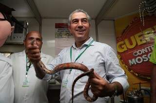 Governador visitou estande do Civitox (Centro Integrado de Vigilância Toxicológica) e pousou com réptil. (Foto: Marcos Ermínio)