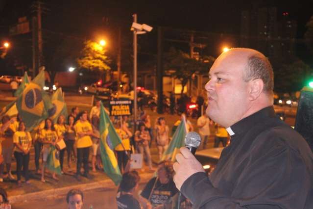 Chuva interrompe protesto, que deve ter exibi&ccedil;&atilde;o de filme nesta quinta
