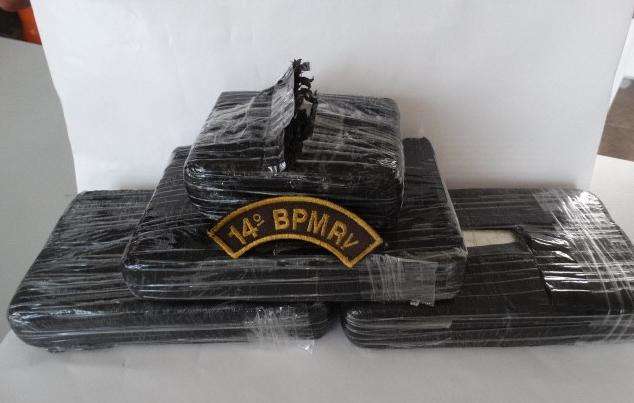 Passageira &eacute; presa com coca&iacute;na que seria levada para Santa Catarina