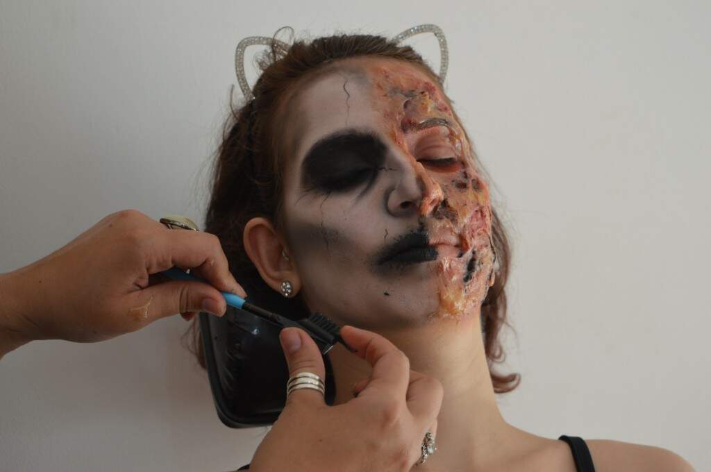 G1 - Canal ensina a fazer maquiagens realistas para o Dia das Bruxas -  notícias em Planeta Bizarro
