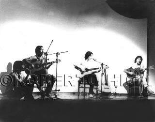 Carlos Colman, Guilherme Rondon,Tavinho Moura e Almir Sater no teatro José Otavio Gizzo, em 1982. (Foto: Roberto Higa)
