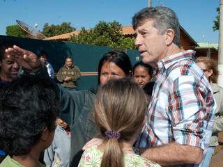 Murilo conversa com moradores durante lançamento de obra (foto: Assessoria)