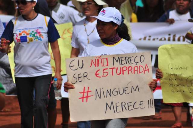 Em passeata de 10 km, &iacute;ndios protestam contra viol&ecirc;ncia e cobram autoridades