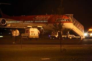 Avião no pátio do Aeroporto de Campo Grande após pouso de emergência. (Foto: Marcos Ermínio)