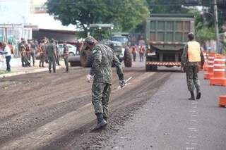 O Exército já realizou o recapeamento de 1,8 quilometros de recapeamento em três pistas