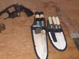 Revolver e facas foram utilizados para ameaçar os reféns. (Foto: Imagem cedida/JP News)