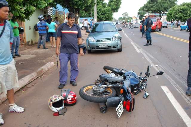Motociclista fica gravemente ferido ap&oacute;s acidente envolvendo tr&ecirc;s ve&iacute;culos