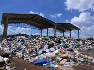 Recicláveis em unidade de tratamento de resíduos de Campo Grande (Foto: Arquivo/Kisie Ainoã) 