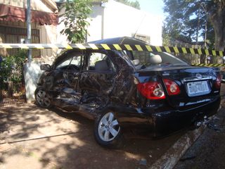 Após colidir com caminhão, carro foi parar na calçada. Motorista não resistiu. (Foto: Cido Costa/Site Dourados Agora)