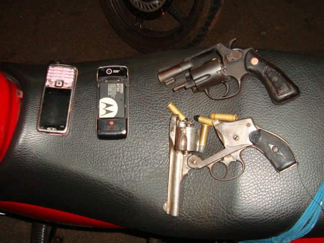  Dupla &eacute; flagrada com moto roubada e dois rev&oacute;lveres na Capital