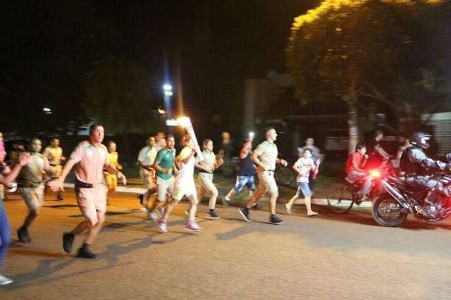 Tocha ol&iacute;mpica percorre trajeto de 16 quil&ocirc;metros em Dourados