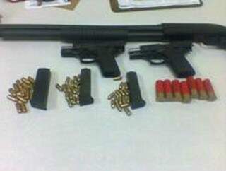 Armas que eram utilizadas pelo segurança do preso. (Foto: Divulgação)