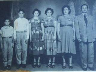 As famílias Paniago e Cândido reunidas (Foto: Arquivo pessoal)