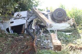 Veículo ficou totalmente destruído no macroanel rodoviário de Campo Grande (Foto: Marcelo Victor)