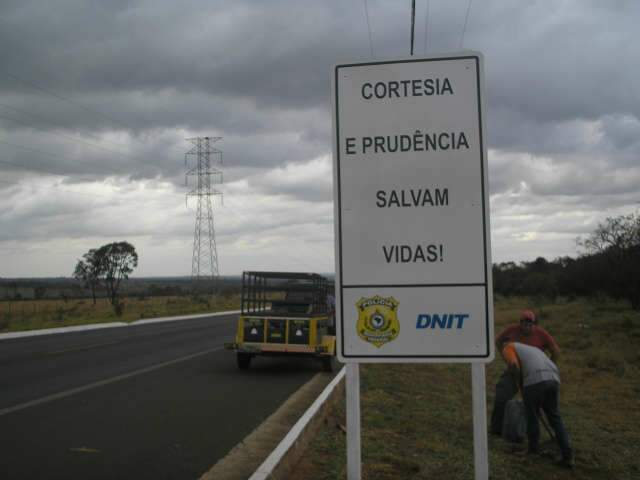 PRF e Dnit instalam placas educativas nas rodovias federais de MS