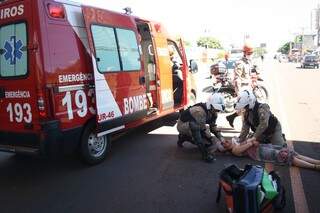 Socorro à jovem mobilizou Corpo de Bombeiros, Samu e PM (Foto: Marcos Ermínio)