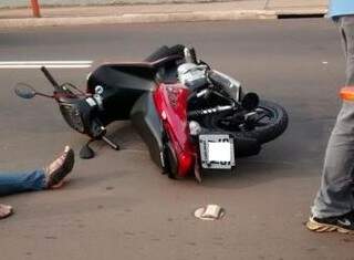 Mulher que pilotava moto teve apenas escoriações. (Foto: Direto das Ruas)
