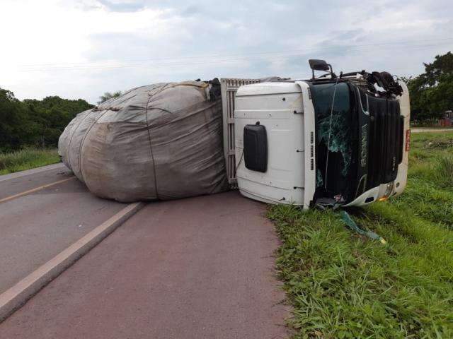 Motorista embriagado bate de frente com carreta que tomba na BR-262