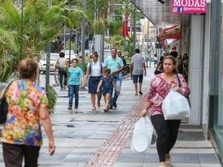 Consumidores no centro de Campo Grande (Foto: Marcos Maluf)