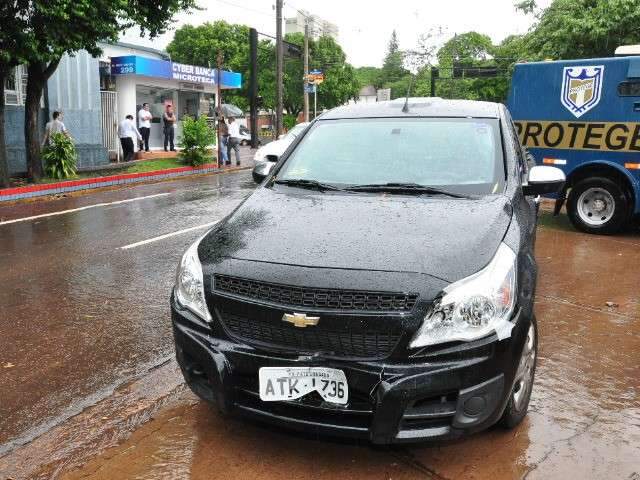Sa&iacute;da de estacionamento provoca acidente entre tr&ecirc;s ve&iacute;culos