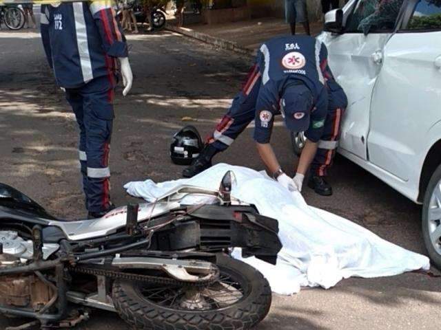 Motociclista que morreu ao atingir porta de carro era pedreiro e tinha 54 anos