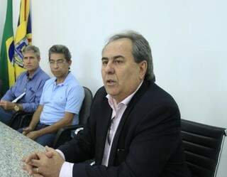 Na sequência da direita para a esquerda, secretários Antônio Lacerda, José Marcos da Fonseca e Rudi Fiorese (Foto: PMCG/Divulgação)