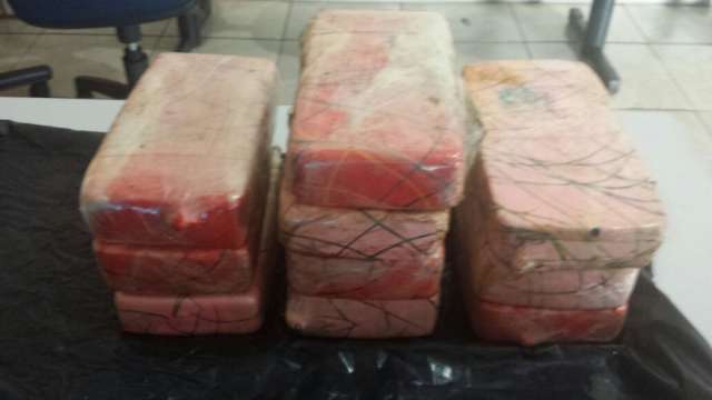 Para tentar fugir da pol&iacute;cia, condutor joga fora droga avaliada em R$ 100 mil