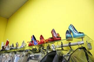 Variedade de sapatos, dos mais estilos princesa aos mais de halloween estão diponíveis para locação. (Foto: Paulo Francis)