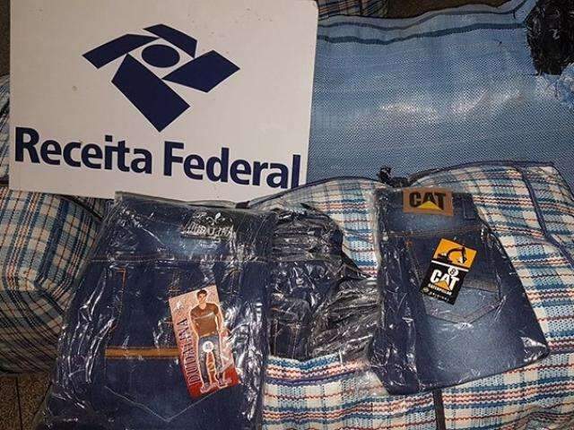 Receita Federal apreende carregamento com 250 kg de cal&ccedil;as contrabandeadas