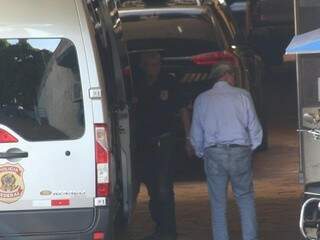 Puccinelli entrando em furgão da PF, depois de passar por audiência de custódia na Justiça Federal no dia 14 de novembro; de lá, ele foi para a cela 17 (Foto: Marcos Ermínio/Arquivo)
