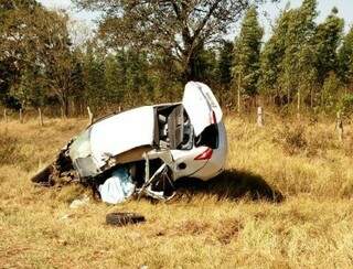 Veículo de empresário ficou completamente destruído no acidente (Foto: Rio Pardo News)