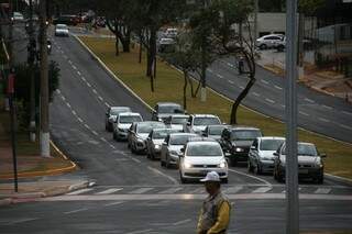 Fluxo de carros na Avenida Mato Grosso. Motoristas relutam em usar a terceira faixa aberta.