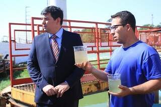 Advogado mostra qualidade da água coletada no córrego e a que a empresa produz. (Foto: Marina Pacheco)
