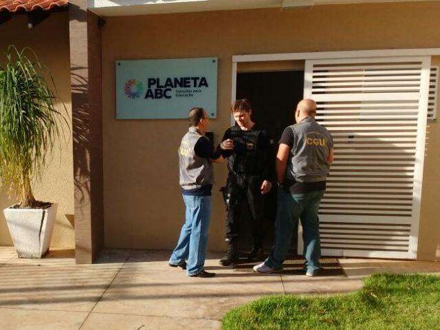 Dono se apresenta e agentes analisam documentos em empresa alvo de a&ccedil;&atilde;o