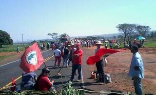 Trabalhadores sem-terra do MST bloqueiam a BR-163, entre Mundo Novo e Eldorado, na região sul de MS (Foto: Divulgação/MST)