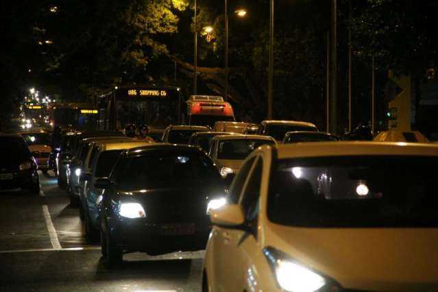 Chamado para protesto contra Dilma interdita avenida e fecha lojas mais cedo