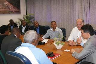 O diretor-presidente do Detran recebe comissão de Moçambique. (Foto: Divulgação)
