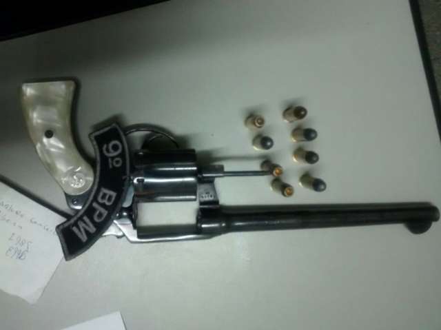 Pol&iacute;cia apreende uma espingarda e dois rev&oacute;lveres em Rochedo